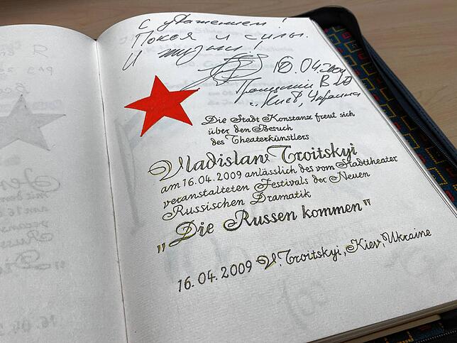 Der ukrainische Theaterkünstler Vladislaw Troitsky hat im April 2009 in der Chronik unterschrieben.