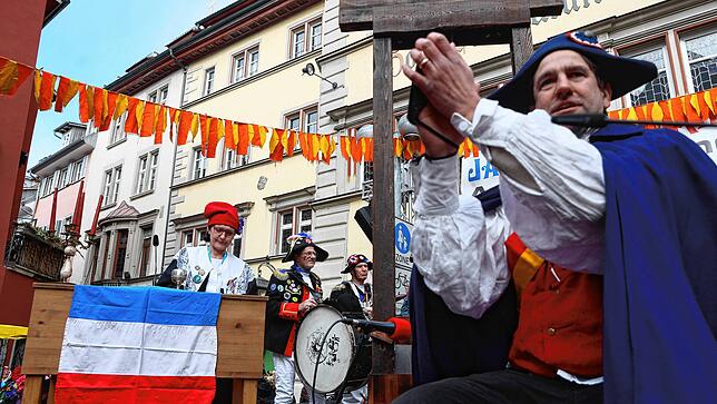 Bild 40: Schmotziger Dunschtig: Jakobiner zerren CDU-Mann Andreas Jung vor ihr Tribunal