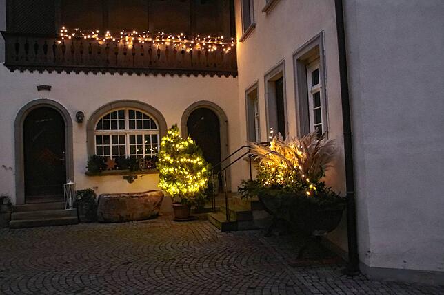 Der Innenhof des Klosters wird in der Adventszeit beleuchtet.