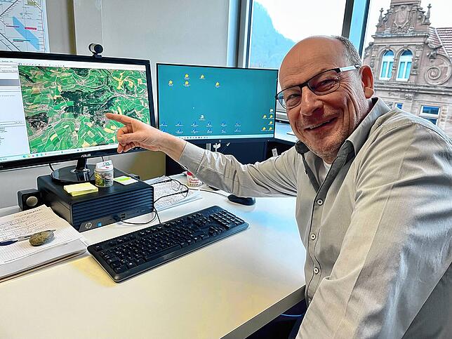 In seinem Büro in der Singener Ekkehardstraße zeigt Bene Müller, wo der Windpark „Brand“ auf Tengener Gemarkung geplant ist und wo die ...