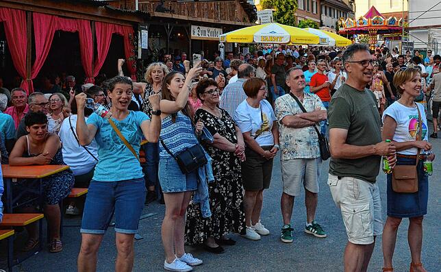 Bild 30: Reges Treiben beim Stadtfest am Samstagabend und Sonntagmorgen