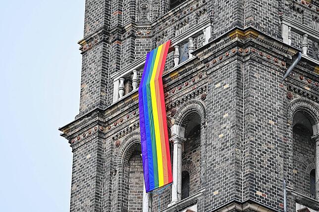 Eine Regenbogenfahne schmückt die Pfarrkirche Breitenfeld in Wien am 19.03.2021. In Österreich und weiteren Ländern gibt es Kritik am ...