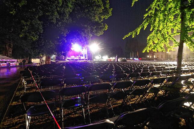 Der Konzertabend musste beendet werden, bevor er überhaupt angefangen hatte. Wegen eines Gewitters wurde das Open-Air-Konzert in Salem ...