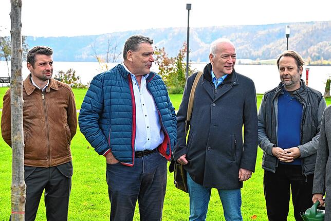 Der Öhninger Bürgermeister Andreas Schmid (Zweiter von links) spricht einige Worte beim Pflanzen der Bürgermeister-Eiche für Matthias ...