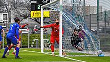 Drin ist er: Mit diesem Treffer von Mustafa Akgün (Mitte) startete die Aufholjagd des SV Jestetten. In der Nachspielzeit sicherte Akgün ...