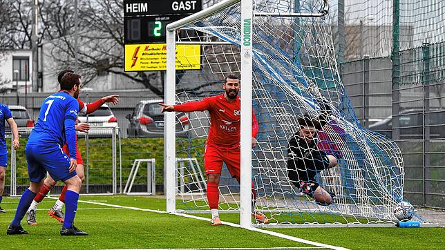 Drin ist er: Mit diesem Treffer von Mustafa Akgün (Mitte) startete die Aufholjagd des SV Jestetten. In der Nachspielzeit sicherte Akgün ...