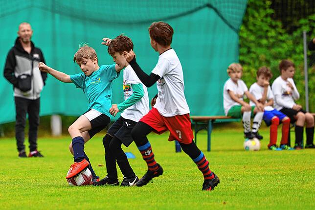Bild 4: Beim großen Fußballturnier der Radolfzeller Grundschüler zeigen die Nachwuchskicker ihr Talent