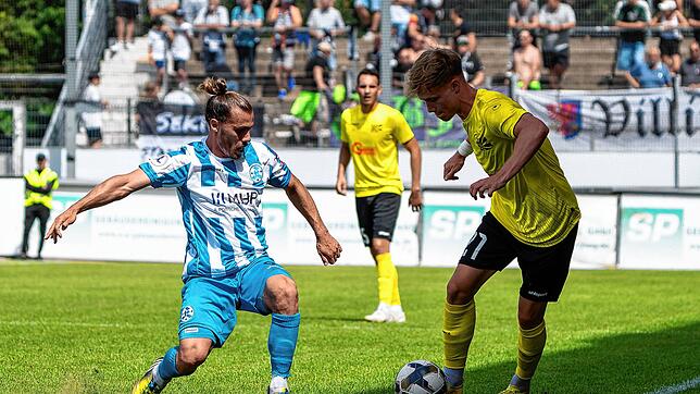 Villingens Neuzugang Luis Dettling (rechts) spielte aufgrund von Ausfällen das erste Mal in dieser Regionalliga-Saison in der Startelf. ...