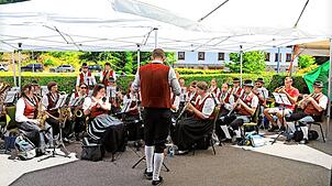 Da so mancher Musiker auch der Feuerwehr angehört, präsentiert sich der Musikverein bunt – die Herren in Feuerwehrrot stechen da etwas ...