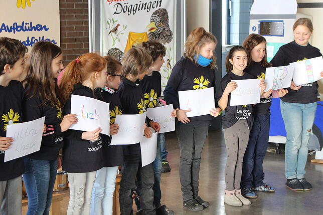 Auch die Schüler der Gauchachschule freuen sich über die neue Rektorin und präsentieren etliche Adjektive, die ihr zuzuschreiben sind. ...