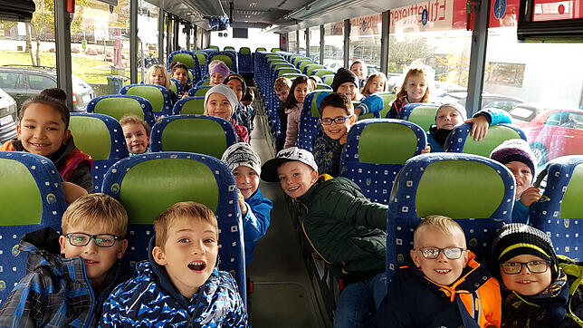 Wie fahre ich richtig und sicher in einem Bus? Wie verhalte ich mich als Fahrgast? Diesen Fragen gingen die Erstklässler der Klassen 1a ...