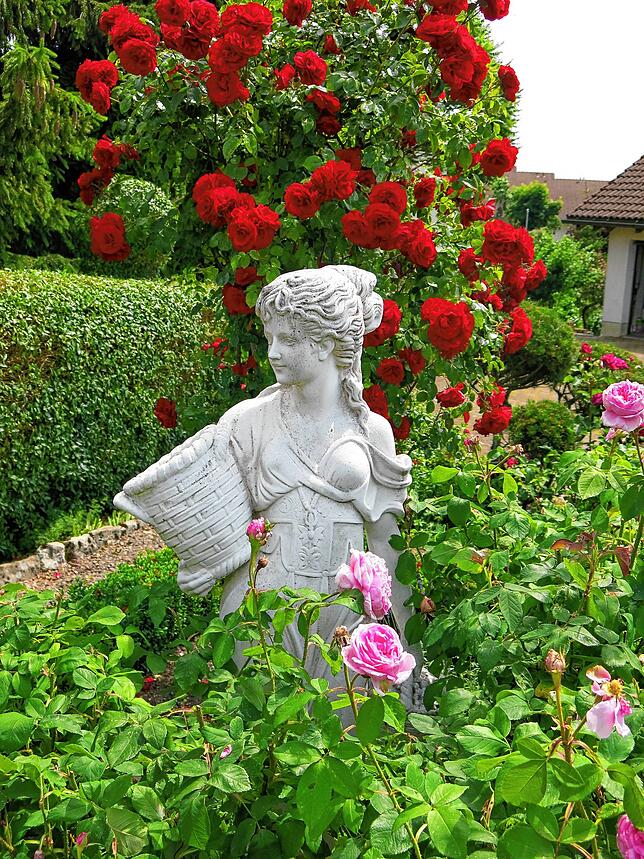Reizvoll: Skulpturen, Brunnen, Sitzgruppen, Naturmauern stellen weitere Hingucker dar.