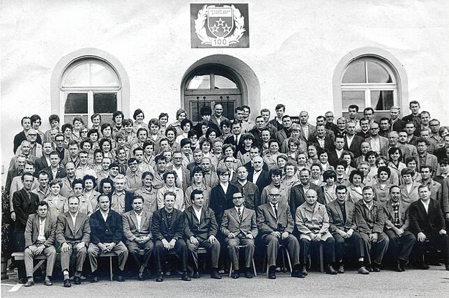 Die Belegschaft der Peter-Uhren zum 100-jährigen Firmenjubiläum 1966.