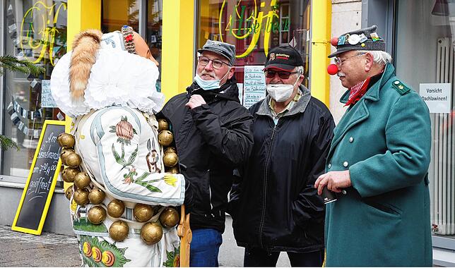 Narro strählt links de Metzger Bächle, rechts de Kerber Peter als Bollis.