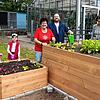 Gärtnern macht Spaß: Blick auf die Hochbeete der Familie Saub im Garten der Stoll-Vita-Stiftung in Waldshut, von links Victoria, ...