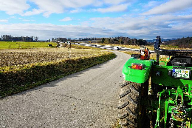 Die neue Bundesstraße zerschneidet die Felder von Bauer Anton Schraff. Früher konnte er das Areal bis zum Wald im Hintergrund am Stück ...