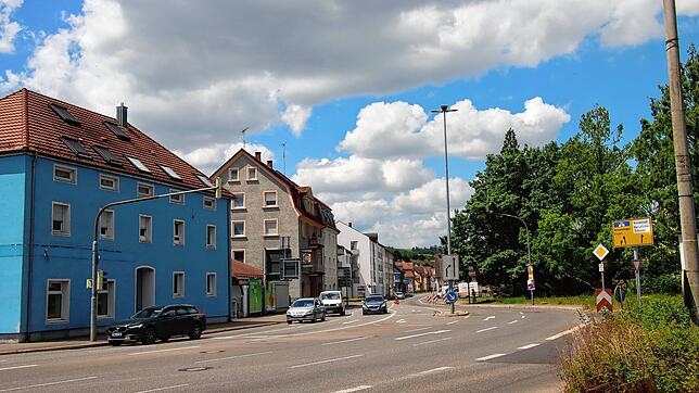 Die Hohenkrähenstraße in Singen, hier der Blick von der Friedenslinde-Kreuzung. Ab Herbst soll die Straße saniert werden. Während der ...