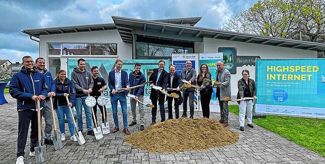 Vor dem Dorfgemeinschaftshaus in Hohenbodman packten Vertreter von Gemeinde und Landkreis, Auftraggeber, Projektträger und Baufirma ...