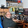 Der 69-jährige Blumberger Amateurfunker Helmut Fritz in seiner hauseigenen Funkstation. Neben regionalen Kontakten wird hier auch ...