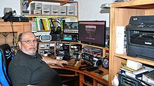 Der 69-jährige Blumberger Amateurfunker Helmut Fritz in seiner hauseigenen Funkstation. Neben regionalen Kontakten wird hier auch ...