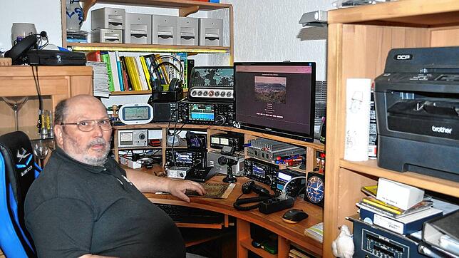 Der 69-jährige Blumberger Amateurfunker Helmut Fritz in seiner hauseigenen Funkstation. Neben regionalen Kontakten wird hier auch ...