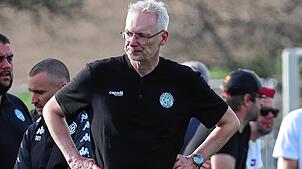 DJK-Trainer Dominik Schwarz verliert mit seiner Mannschaft 1:3 – was sicher auch dem personellen Engpass geschuldet ist.