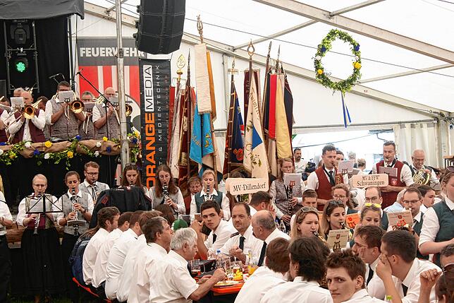 Bild 15: Gute Laune beim Bezirksmusikfest in Lausheim
