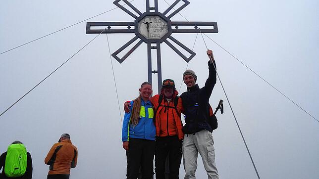 Geschafft! Kathrin Steidle und ihr Bruder Andreas lassen sich mit Extrembergsteiger Hans Kammerlander (Mitte) auf dem Gipfel ablichten.