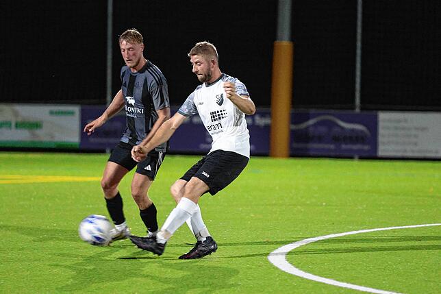 Erster Punkt: Andreas Studinger (rechts, im Pokalspiel gegen Janne Hass vom FC Hochrhein)vom SV Eschbach erzielte im Derby beim VfB ...