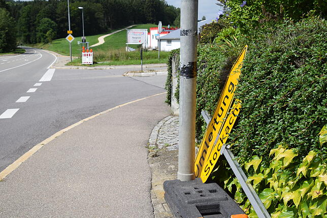 Die Schilder für die Umleitung liegen bereit. Der Verkehr Richtung Stockach wird ab der Kreuzung Mühlweiler auf die Kreisstraße nach ...