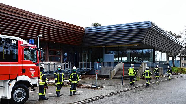 Die Feuerwehr überprüft beim Hallenbad einen vermeintlichen Chlorgasaustritt.