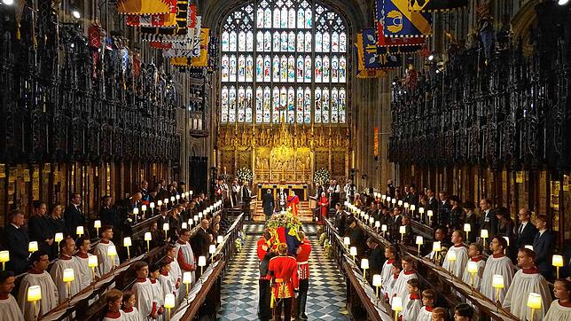 Der Sarg von Königin Elizabeth II. wird in die St.-Georges-Kapelle auf Schloss Windsor getragen. In einer Seitenkapelle der ...