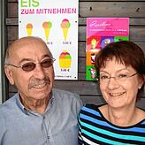 Anne und Luigi Pesaro in ihrer Eisdiele am Hafen.