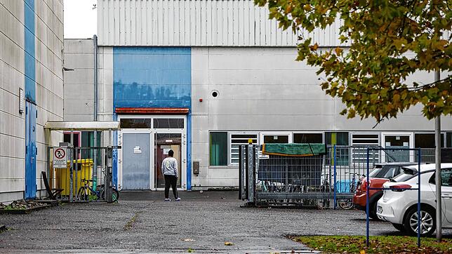 Das ist die aktuell einzige Radolfzeller Notunterkunft in Radolfzell: In dem ehemaligen Produktionsgebäude von Dekorsy an der ...