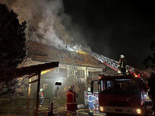 Der Dachstock eines Mehrfamilienhauses in Gebenstorf (Kanton Aargau) steht in Flammen.