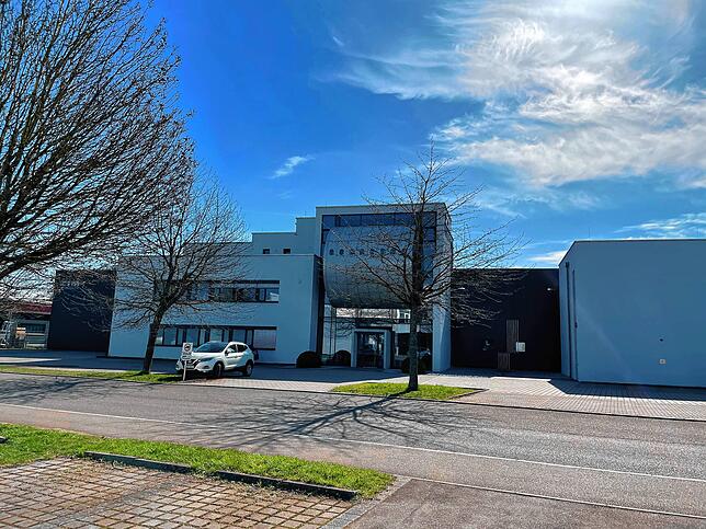 Das Unternehmensgebäude von ZIM in Markdorf. Dort ist die Produktion des Flugzeugsitzeherstellers angesiedelt, Verwaltungsbereiche ...