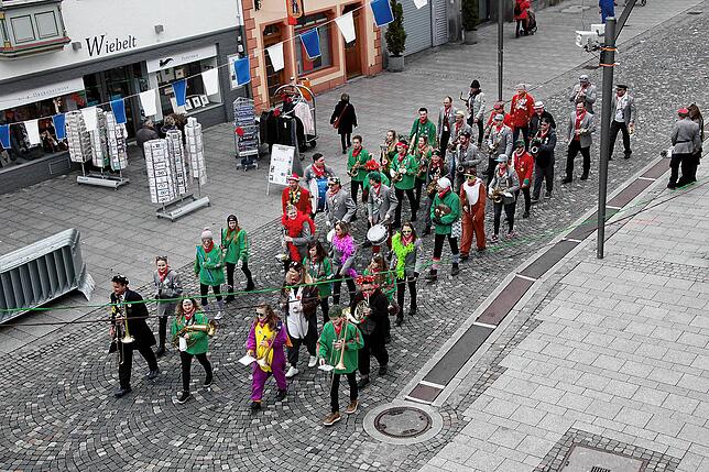 Die Jugendkapelle der Stadtharmonie kann alles, von Fasnet bis Samba. Hier ist die Kapelle auf dem Weg zum SÜDKURIER im Jahr 2020.