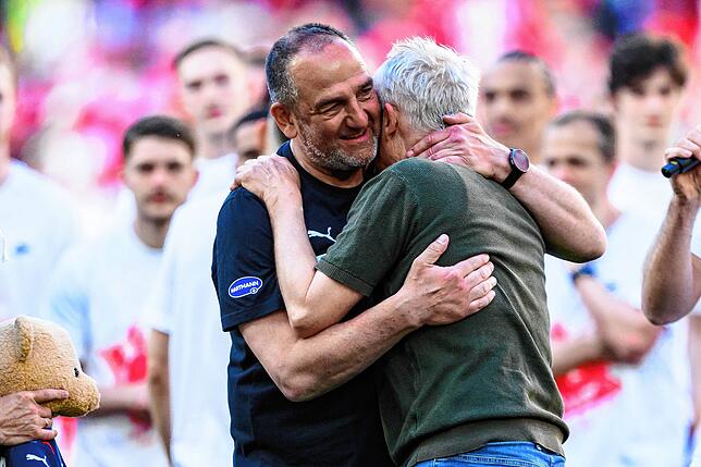 Heidenheims Trainer Frank Schmidt (l.) nimmt Christian Streich in den Arm.