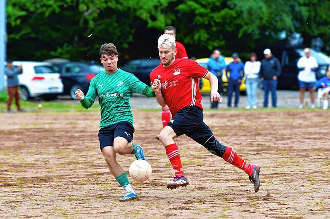 Ehrentreffer: Tobias Waßmer (vorn, gegen Vincenzo Spada) erzielte das Tor für den SV Häg-Ehrsberg beim 1:4 im Pokal gegen den FC Zell.