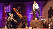 Die Musikakrobaten Gogol und Maex mit ihrer Show Teatro Musicomico, hier bei ihrem Konzert in Korntal. Foto: Philipp von ...
