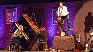 Die Musikakrobaten Gogol und Maex mit ihrer Show Teatro Musicomico, hier bei ihrem Konzert in Korntal. Foto: Philipp von ...
