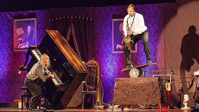 Die Musikakrobaten Gogol und Maex mit ihrer Show Teatro Musicomico, hier bei ihrem Konzert in Korntal. Foto: Philipp von ...