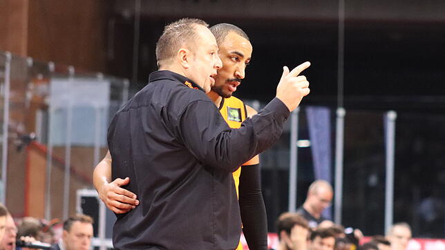Im Austausch: Trainer Alen Velcic (links) und Spielmacher Drew Brandon. Bei den wiha Panthers Schwenningen hat sich der 27-jährige ...