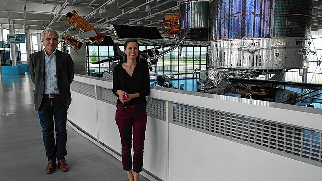Die neue Raumfahrt-Dauerausstellung des Dornier-Museums ist fertig: Direktor David Dornier und Kuratorin Julia Menzer freuen sich auf ...