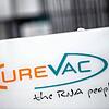 Das Logo des Biotech-Unternehmen Curevac mit dem Slogan &bdquo;the RNA people&ldquo; steht an der Unternehmenszentrale in Tübingen. Die ...