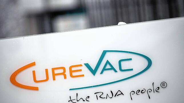 Das Logo des Biotech-Unternehmen Curevac mit dem Slogan &bdquo;the RNA people&ldquo; steht an der Unternehmenszentrale in Tübingen. Die ...