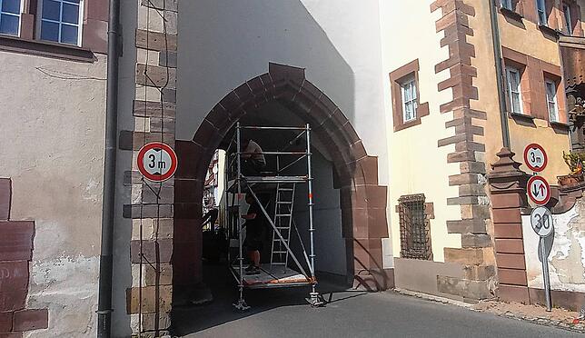 Ein Rollgerüst macht es möglich, dass das Mühlentor nur tagsüber gesperrt ist und der Berufsverkehr an den Tagesrandzeiten das wichtige ...