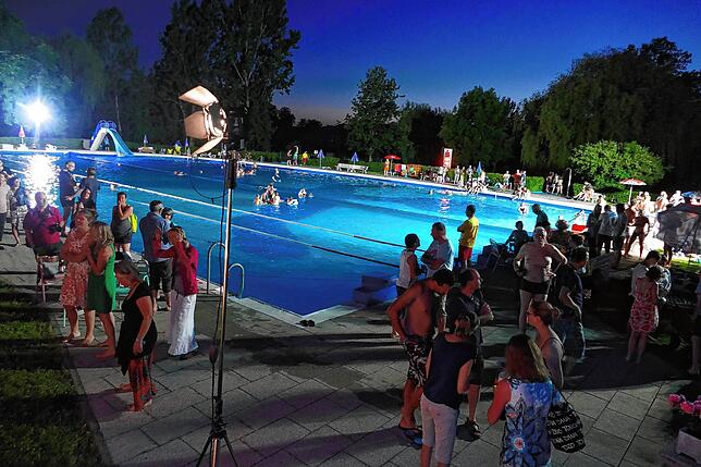 Der Verein Pro Freibad möchte ein Mitternachts-Schwimmfest ausrichten.