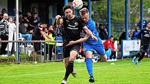 Der SC Konstanz-Wollmatingen (Samuel Völklein, links) gewann mit 2:1 gegen den Hegauer FV (Matthias Ranzenberger).