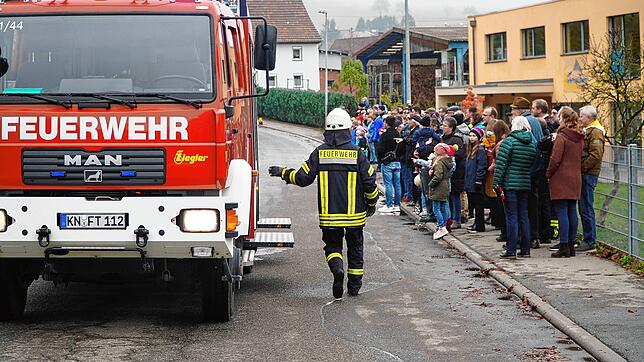 Die Tengener Wehr hat bei der Hauptübung zwei technische Hilfeleistungen an und mit landwirtschaftlichen Fahrzeugen gelöst, hier vor der ...
